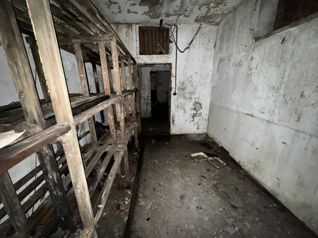 Lot: 106 - FORMER SHELTER WITH POTENTIAL AND PRIVATE PARKING SPACE - View of part of the interior